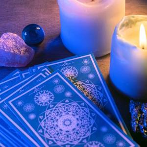 Tarot desvendando as cartas e recebendo orientações divinas